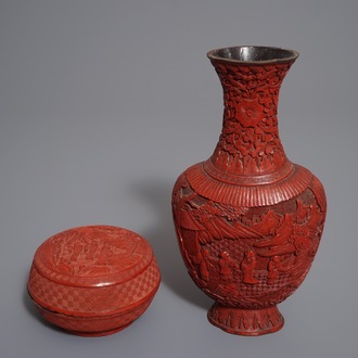 Een Chinese vaas en een ronde dekseldoos in rood lakwerk, 19/20e eeuw
